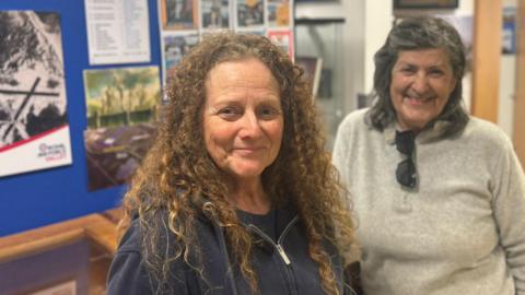 Delyth Owen a Haf Roberts yn arddangosfa Llyn Cerrig Bach yn Oriel Môn