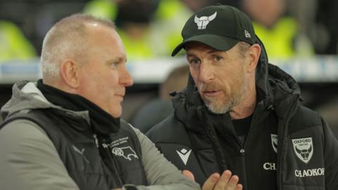 Derby coach Matt Hamshaw in conversation with Oxford boss Gary Rowett