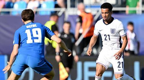 Ethan Nwaneri in action for England Under-21s against Slovakia