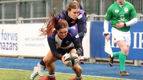 Maggie Boylan scores a try 