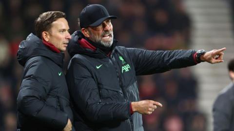 Jurgen Klopp points while talking to assistant Pep Lijnders 