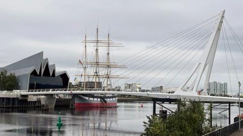 The new Govan-Partick Bridge with the Riverside museum on the left side.