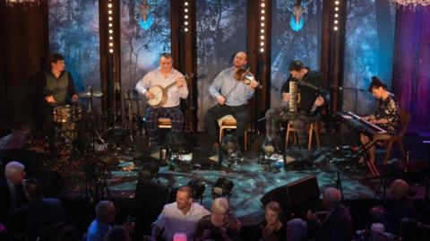 Còmhlan Cèilidh Ghleann Fhionnainn aig Cèilidh na Bliadhn' Ùire am Baile a' Ghobhainn ann an 2018