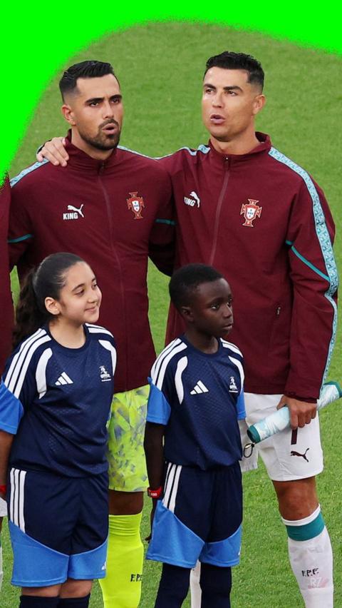 Cristiano Ronaldo and Diogo Costa 