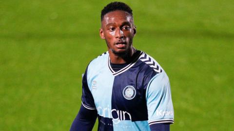 Brandon Hanlan playing for Wycombe Wanderers