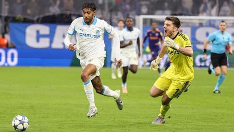 Pierre-Emerick Aubameyang gets to the ball before Nick Pope to equalise for Marseille against Newcastle United at Stade Velodrome on 25 November, 2025