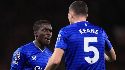 Idrissa Gueye confronts Michael Keane