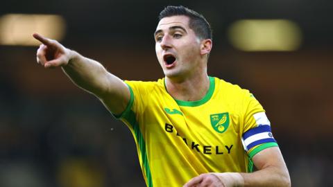 Norwich City captain Kenny McLean instructing his team-mates during a game