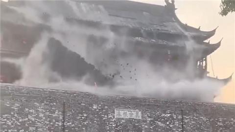 Screengrab of the roof collapsing in China