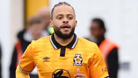 Jordan Cousins playing for Cambridge United against Burton Albion