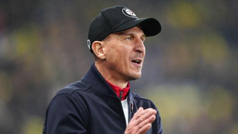 Gerhard Struber clapping his hands at the end of a match