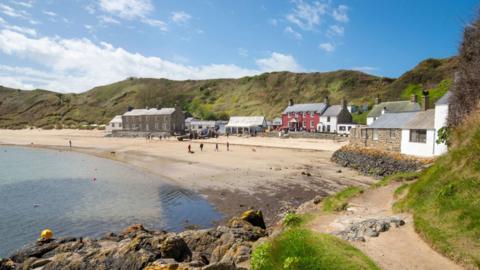 Mae comisiwn wedi argymell dynodi cymunedau sydd â chanran uchel o siaradwyr Cymraeg - fel Pen Llŷn - yn rhai o arwyddocâd ieithyddol dwysedd uwch. Aberdaron