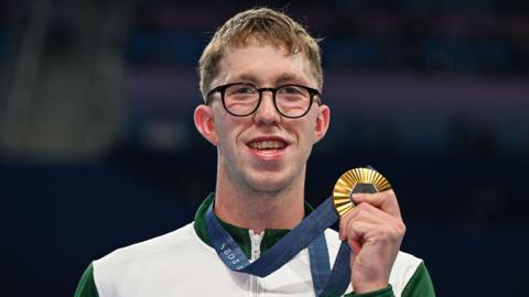 Daniel Wiffen with his gold medal 