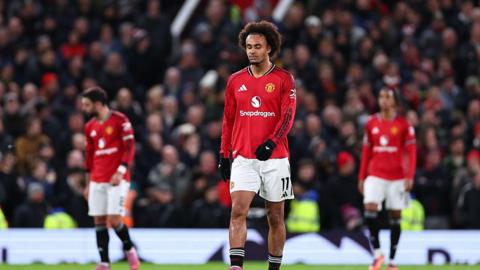 A dejected Joshua Zirkzee of Manchester United walks off the pitch