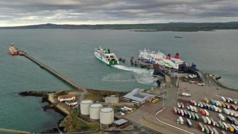 Llongau Irish Ferries a Stena ochr yn ochr ym mhorthladd Caergybi