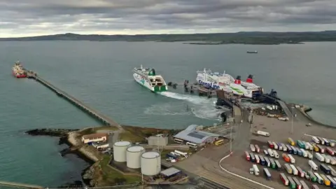 Llongau Irish Ferries a Stena ochr yn ochr ym mhorthladd Caergybi