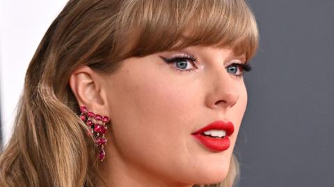 Close up of Taylor Swift's face