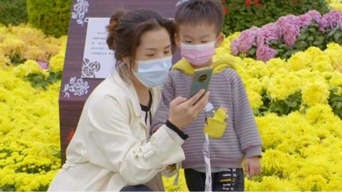 Mother and child in Wuhan