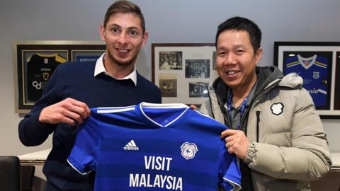 Emiliano Sala and Cardiff chief executive Ken Choo pose with club shirt