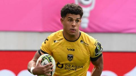 Rio Dyer runs with the ball for Dragons against Stade Francais