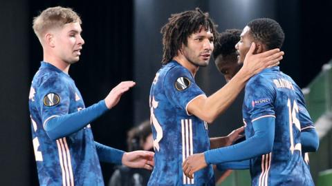 Mohamed Elneny (centre) celebrates scoring