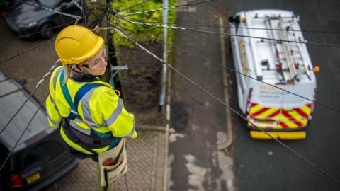 A KCOM engineer fits Lightstream broadband to a pole