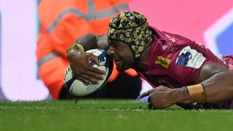 Christ Tzhiunza scores a try for Exeter against Castres