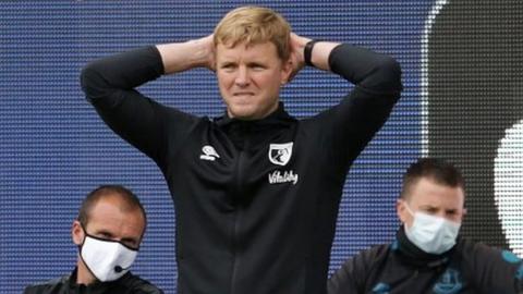 Eddie Howe holds head at Everton