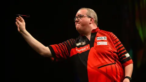 Stephen Bunting throws a dart