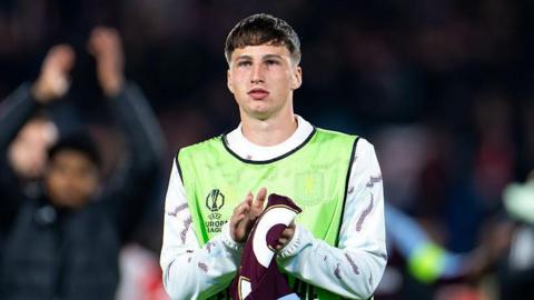 Ben Broggio applauds fans