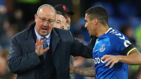 Everton boss Rafa Benitez speaks to Allan