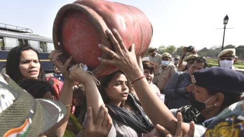 : Delhi Mahila Congress President Amrita Dhawan and party workers demonstrating against the hike in cooking gas prices, hike in petrol, diesel at Vijay Chowk, outside Parliament House on March 22, 2022 in New Delhi, India