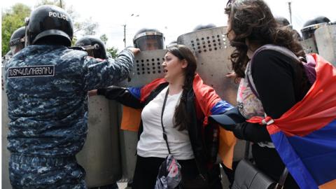 Armenian police scuffle with opposition supporters during a rally in Yerevan, Armenia (22 April 2018)