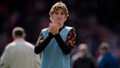 Anthony Gordon of Newcastle United applauds the fans after the final whistle 