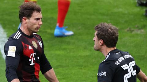 Leon Goretzka celebrates with Thomas Muller