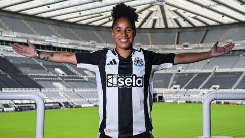 Demi Stokes in Newcastle kit