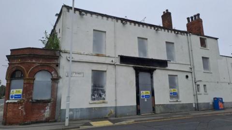 Former Commercial pub, Holbeck. Shown boarded up. 