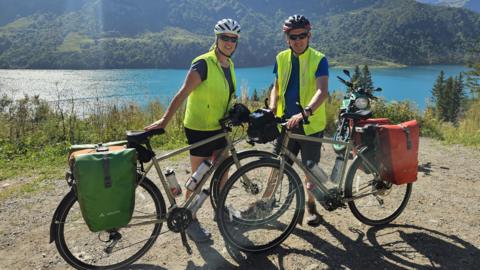 Richard and Ange Bebbington stood with their bikes during their Rome 2 鶹Լ challenge