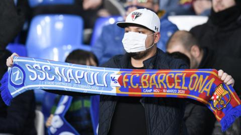 Napoli fan wearing a mask