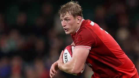 Jac Morgan attacks for Wales