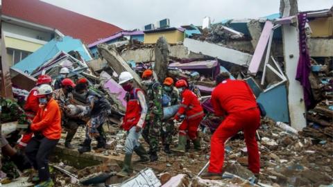 Rescuers work in in Mamuju, Sulawesi, Indonesia. Photo: 17 January 2021