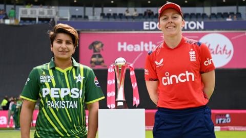 England captain Heather Knight and Pakistan skipper Nida Dar