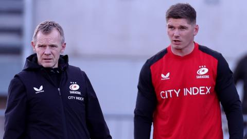 Mark McCall (left) with Owen Farrell at a Saracens training session