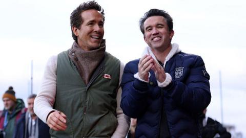 Ryan Reynolds a Rob Mac cyn gêm Wrecsam yn erbyn Watford yn 2025