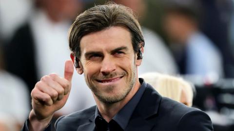 Gareth Bale gives a thumbs up