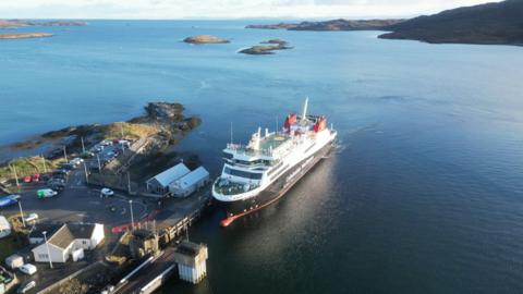 Bàt-aiseig aig Cidhe Loch nam Madadh