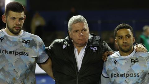 Lance Bradley lines up with Ospreys players