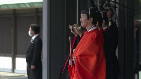 Prince Fumihito waits to enter a carriage