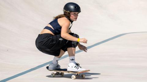 Lola Tambling riding her skakeboard