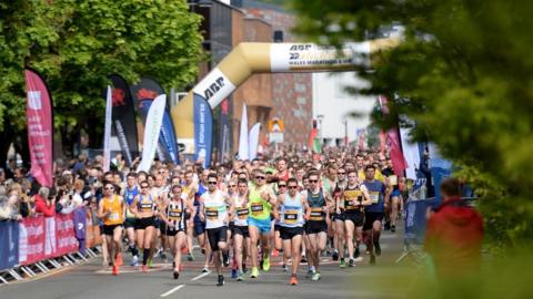 Runners in Newport Wales Marathon 2019